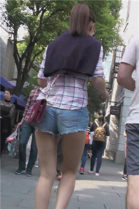 热裤青春蜜桃臀小美女 [409 MB]