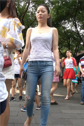 4K 低胸吊带街拍紧身牛仔凉高跟性感美女 [2.13 GB]