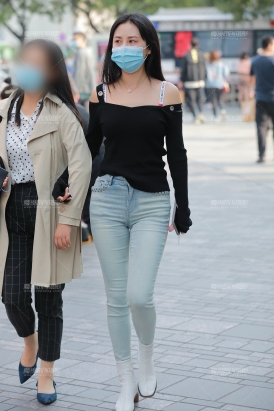 【玻璃街拍】浅蓝牛仔裤小姐姐