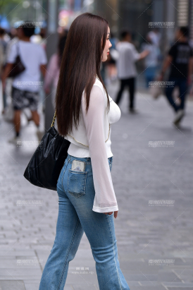 ★韵味丰满牛仔裤美女