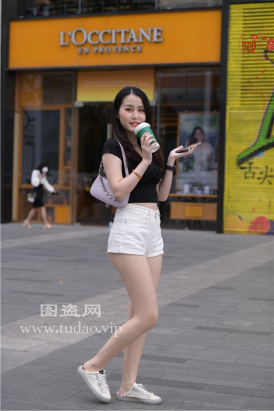 编码2580热裤美腿翘臀