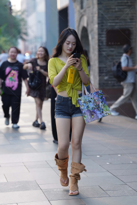 街拍小蛮腰热裤妹纸