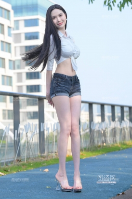 弯弯热裤美腿