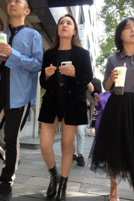 4K - 街拍美腿姐姐 [2.24 GB/MP4]