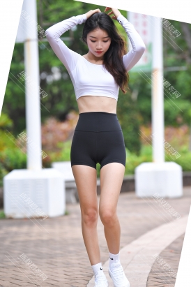 【咔喳】第四季旅拍-聆听太阳湾-萌萌 | 黑色紧身短裤街