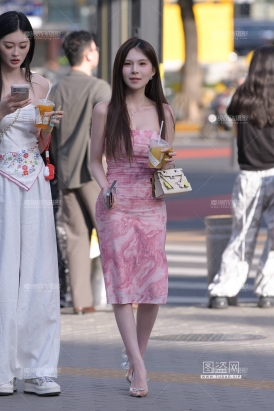 粉色碎花裙小迷妹