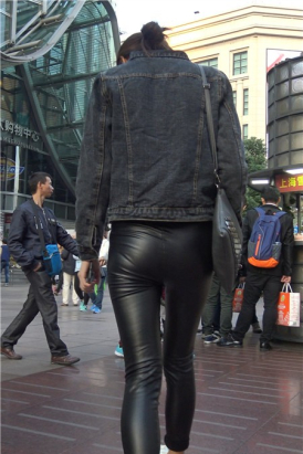 4k-街拍黑色紧身皮裤牛仔外套苗条身材美女第三集 [833 MB]