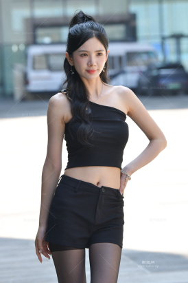 2495-7=116√纤细美腿，黑丝美女【套图➕视频】