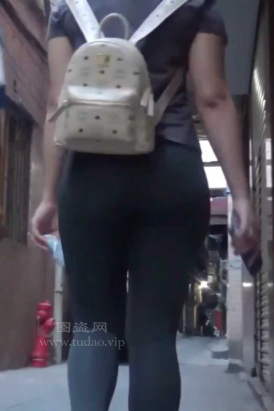 紧身裤美女被一路跟到家！顶级痴汉视角