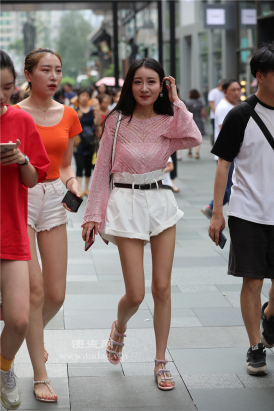 编码2200白色短裤美腿