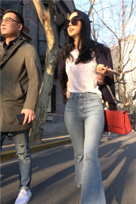 4K 紧身牛仔喇叭裤性感美女姐姐 2 [995 MB]