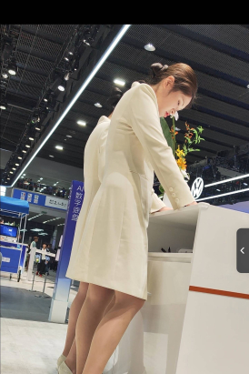 4K视频天气热站半天礼仪超薄肉丝脱鞋歇歇震撼