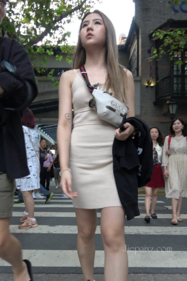 4K - 米色包臀裙美眉 [2.17 GB/MP4]