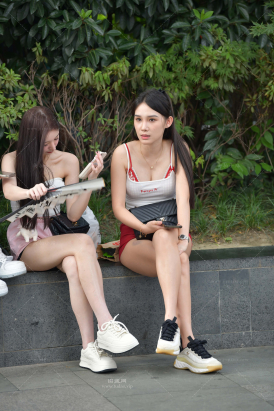 街拍长腿热裤闺蜜