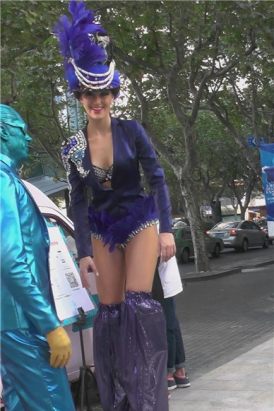 街头偶遇装扮浮夸的高挑美女模特 【2.83 GB】