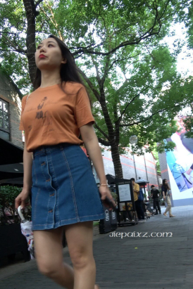 4K - 街拍牛仔裙高跟街拍美女 [548 MB/MP4]