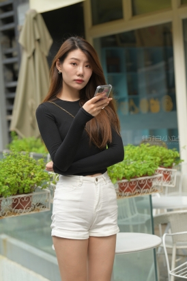 白色热裤大长腿美女