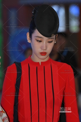 26523-3-62√川航空姐-她独自一人在馆内溜达购物呢
