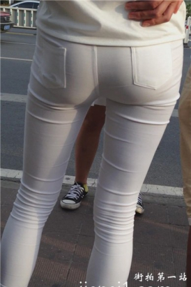 街拍圆臀美臀紧身白裤马尾辫清纯美眉 [353 MB]