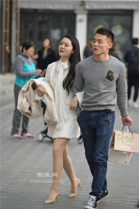 编码1806肉丝美腿白嫩女朋友