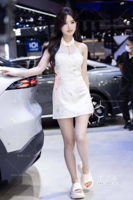 成都车展 鹿鹿鹿VS谭甜甜美腿双美女