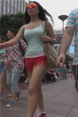 街拍丰满热裤美臀吊带背心美女 [547 MB]