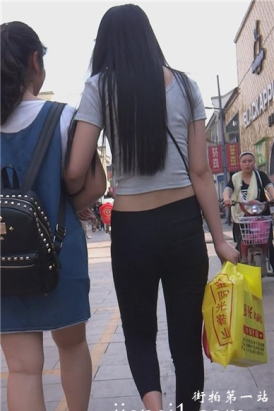 街拍超级紧绷黑裤气质长发漂亮美眉 [883 MB]