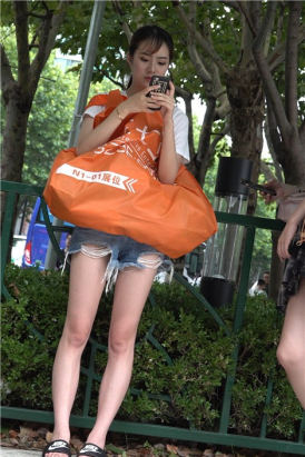 4K - 街拍美腿热裤showgirl美颜少女 [692 MB]