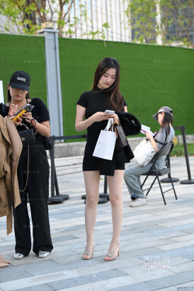 紧致的超短包臀裙美腿凉高MM