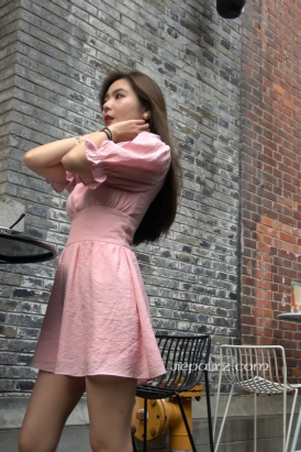 4K - 性感粉色裙街拍美女 [2.11 GB/MP4]