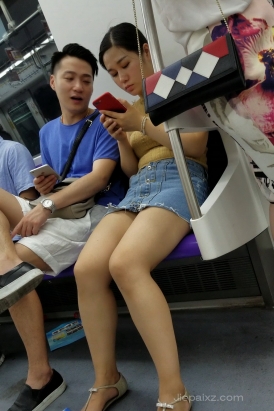 4K - 街拍牛仔短裙姑娘 [1.45 GB/MP4]