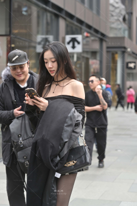 街拍超短裙黑色丝，长靴小姐姐