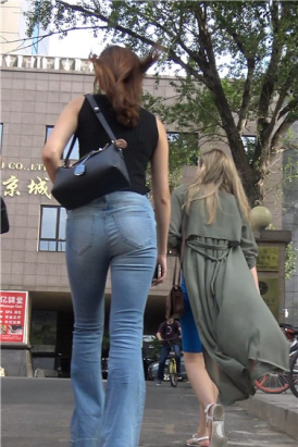 4k超清，街拍丰臀性感大长腿喇叭蓝牛气质女神[954 MB]