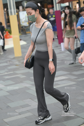 丰满紧身小妹
