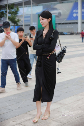 黑色裙金色高跟小姐姐