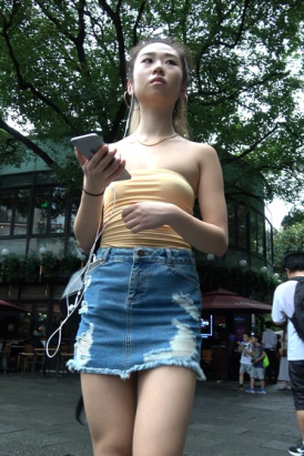 4K性感抹胸牛仔裙气质马尾辫街拍美女 [1.33 GB]