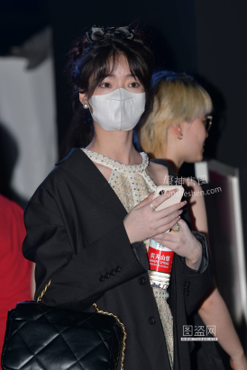 23415+86穿着肉丝的美女来看show～