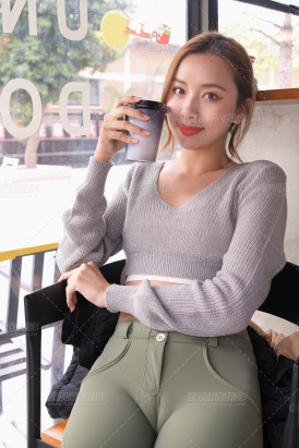 【魂魂摄影作品】绿色紧身蜜桃裤长腿美女