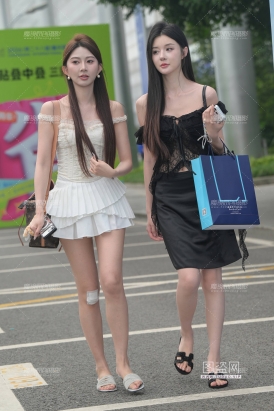 黑白裙美腿