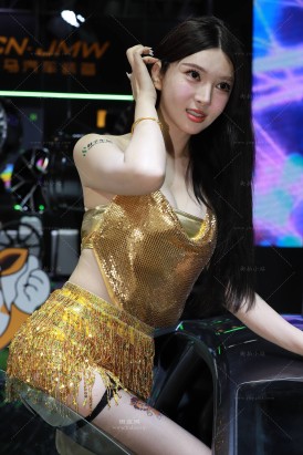 金光闪闪得短裙性感车模