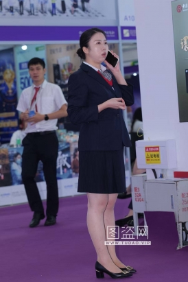 丰满圆润的肉丝少妇，这组照片较少，有赠图