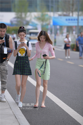 编码1809白嫩美腿凉拖小姐姐