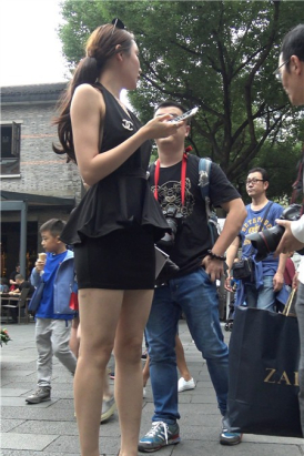 4k-超性感深V领包臀裙街拍美腿女神 [635 MB]