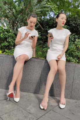 心灵街拍第10期 白裙高跟鞋脱鞋