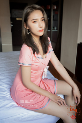 编码0285粉色短裙肉丝美脚