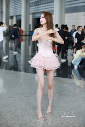 赤脚粉色短裙美女--小桂圆