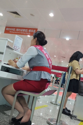 4k偶遇在工作中的机场前台灰丝脱鞋歇歇