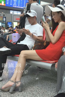 一身红裙装扮的气质美女,好看的不得了