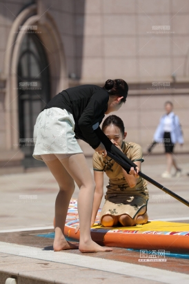 偶遇旗袍小姐姐泳池玩水袜根肉丝脚好湿滑