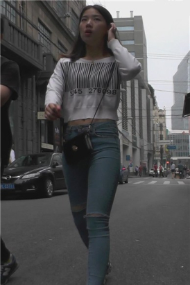 街拍翘臀紧身破洞牛仔裤小清新美眉 [1.23 GB]